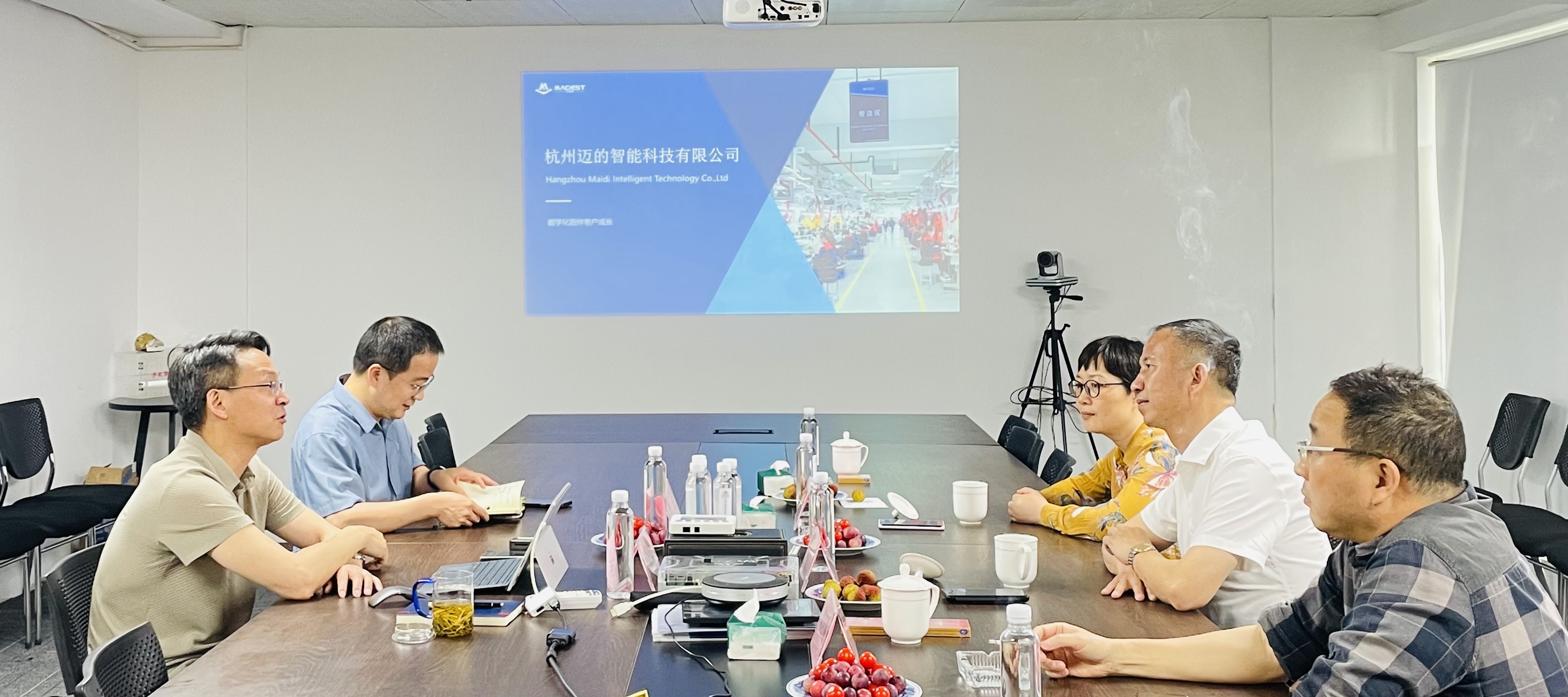 杭州經(jīng)信局曹勇前領導一行蒞臨邁的智能考察指導